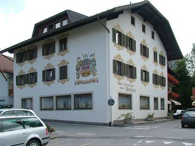 Wappen und Fensterschmuck - ein schickes Gebäude.