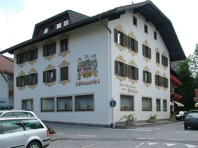 Wappen und Fensterschmuck - ein schickes Geb&auml;ude.