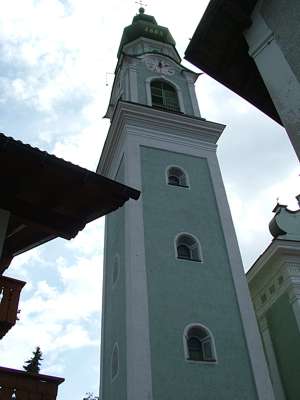 Wir sind an der Kirche angelangt. Der Pfarrturm wurde 1804 fertig gestellt.