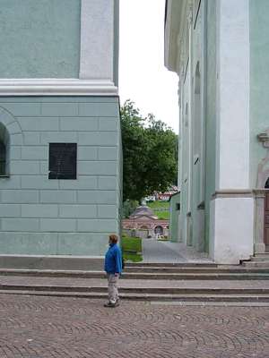 Zwischen Pfarrkirche und Pfarrturm ist ein Durchgang.