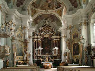 Der erste Blick in die Pfarrkirche &uuml;berw&auml;ltigt uns. Der Blick vom Eingang zum Altarraum.