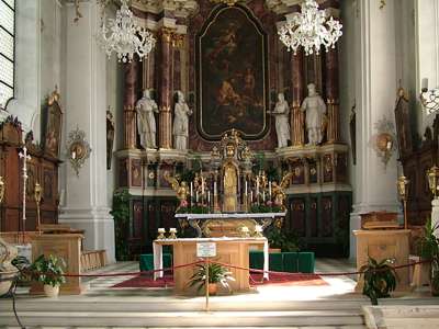 Der Altarraum.