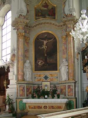 Rechts vom Altarraum.