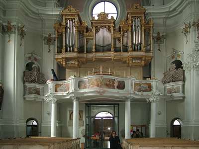 Der Eingang, darüber die herrliche Orgel.