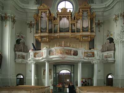 Der Eingang, dar&uuml;ber die herrliche Orgel.