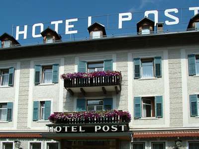 Das Hotel Post - ein etwas ungew&ouml;hnlicher, aber weithin sichtbarer Werbebanner.