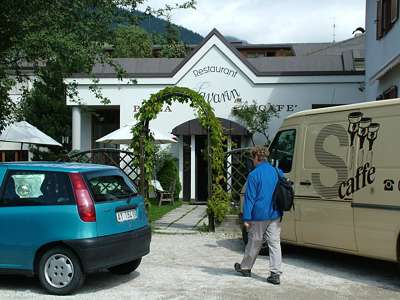 Hier finden wir die Pizzeria, das Restaurant und das Cafe Savarin in Personalunion.