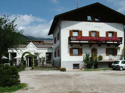 Gleich neben der Pizzeria befindet sich die Villa Anna.