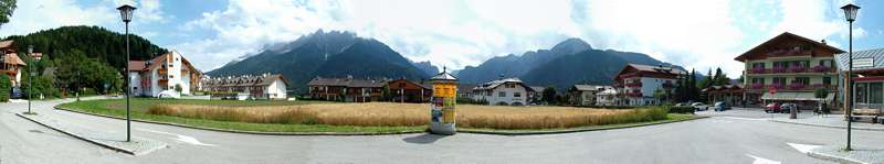 Der Blick von der Busstation aus auf die s&uuml;dliche Umgebung von Toblach.