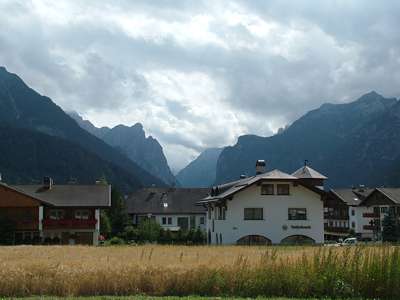 Blick &uuml;ber Neutoblach hinweg zu den Bergen rund um den Toblacher See.
