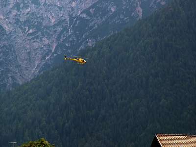Es scheint kein Rettungshubschrauber zu sein, der &uuml;ber dem L&auml;rchwald kreist.