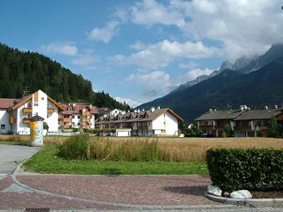 Die "Neubauten" von Toblach, dahinter das Massiv des Neunerkofels [Cima Nove, 2581m].