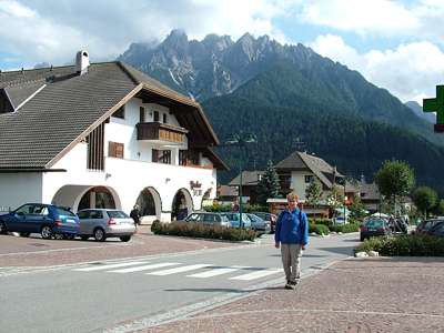 Evi in der Nachmittagssonne vor dem Neunerkofel.