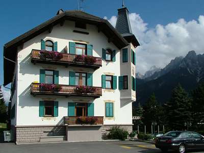 Das Hotel Cristallo, das beleuchtet von der Sonne noch imposanter als heute Fr&uuml;h aussieht.