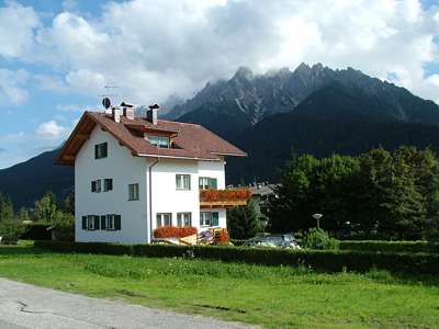 Ein schickes Einfamilienhaus vor dem Neunerkofel.