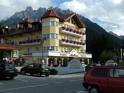 F&uuml;r dieses Bild w&auml;re ich fast &uuml;ber den Haufen gefahren worden - das Hotel Bellevue vor dem Neunerkofel.