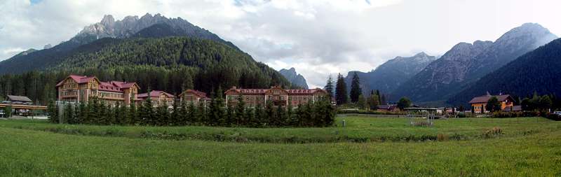 Wir wollen uns das Naturparkhaus im ehemaligen Grand Hotel Toblach anschauen.