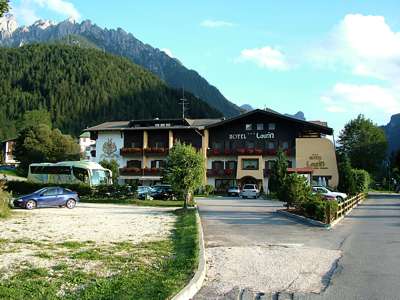 Heute fr&uuml;h sind wir auf der Parallelstra&szlig;e weit entfernt vom Hotel Laurin hergewandert, jetzt dagegen kommen wir direkt daran vorbei.