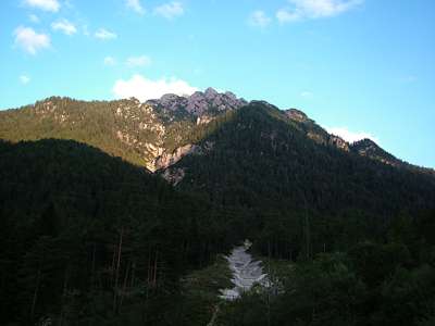 Blick hinauf zur Gosswand und zum Neunerkofel - Massiv.