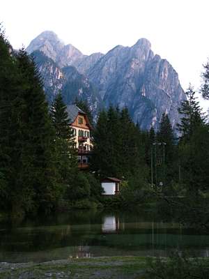 Der Blick zum Hotel am See [Hotel al Lago].