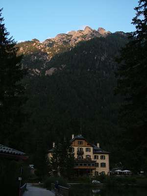 Die letzten Sonnenstrahlen auf den Bergen des Neunerkofel-Massivs.