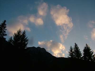 Am Abendhimmel bilden sich kleine federleichte W&ouml;lkchen...