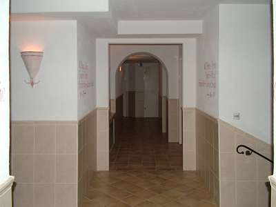 Links geht es zum Zeltplatz, rechts in das untere Stockwerk und geradeaus sind die Damentoiletten, Wasch- und Duschr&auml;ume.