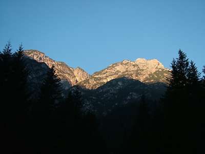 Aber die Berge des Sarlkofel - Massivs k&ouml;nnen sich schon gegen sechs gut sonnen.