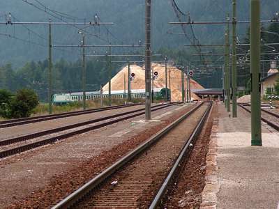 Der Zug flieht nicht vor uns, er f&auml;hrt auf uns zu. Hier werden die Z&uuml;ge einfach geschoben, vor zwei Jahren war es zwischen Meran und Bozen genauso.