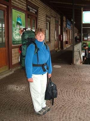 Die Ausr&uuml;stung auf dem R&uuml;cken, die Marschverpflegung in der Hand - gehen wir erst einmal in das Bahnhofsrestaurant fr&uuml;hst&uuml;cken?