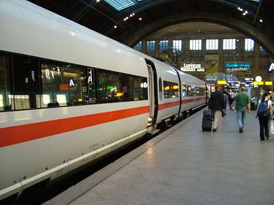 Er hat uns wieder, der Leipziger Hauptbahnhof. Reisen im Zug ist zwar teuer, aber wie sagte man fr&uuml;her - "kommod".