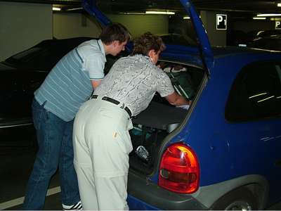 Nun noch die Kraxen im Gro&szlig;raumtransporter verstauen und dann kann es losgehen.