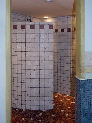 In diesem Nebenraum sind mehrere Duschen.
