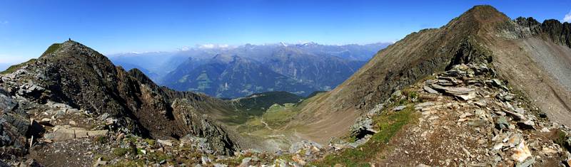 Ein Panoramabild in westlicher Richtung. Da unten in der Hütte stehen unsere Kraxen. Links sieht man den Berg Honigspitz (2695 m) und rechts den Berg Hirzer (2781 m).