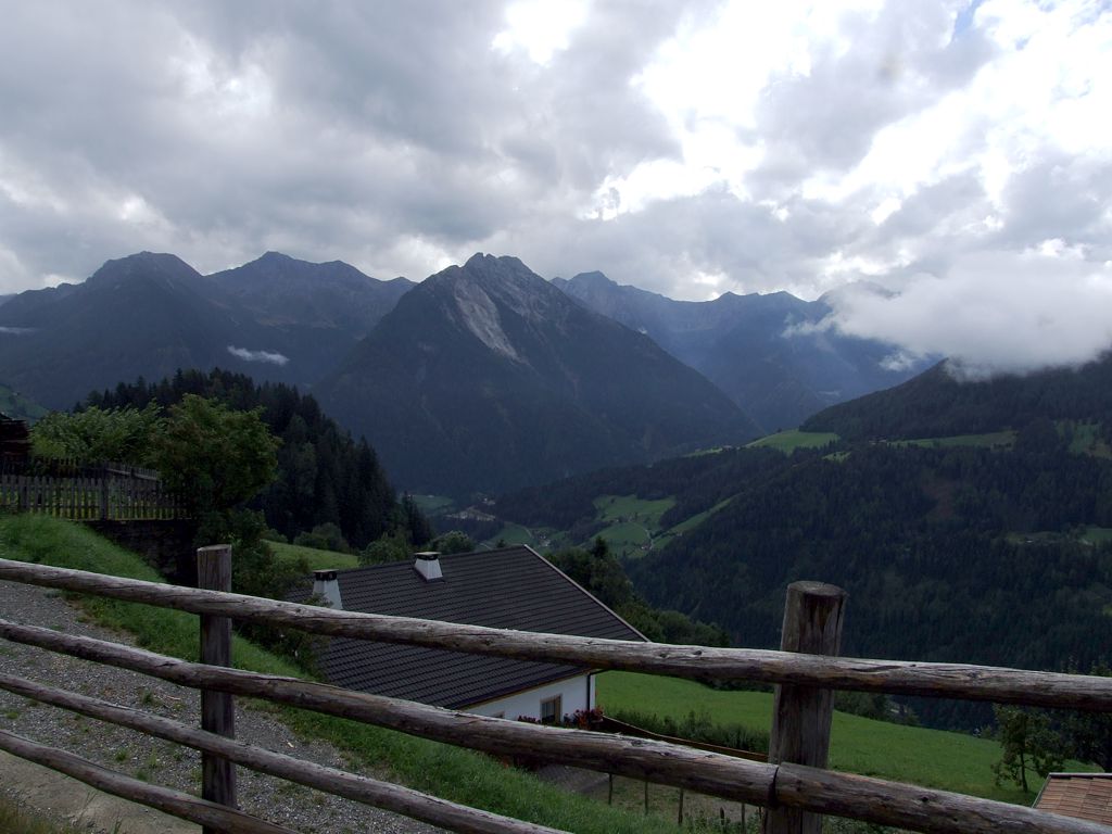 Der Blick in Richtung Süden, der einzelne Berg ist der Verstadl Spitz (2495 m).