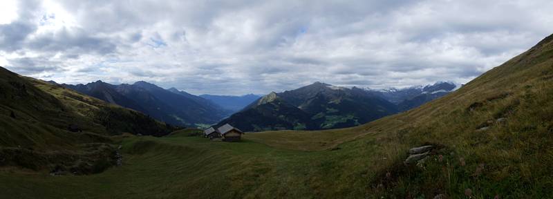 Ein Panoramabild mit der Hütte Stern Kaser. Mindestens bis Nachmittag ist gutes Wetter, hat der Bauer prophezeit.