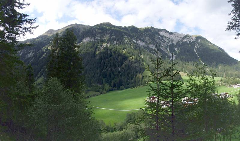 Der Berg Hochspitz (2424 m) ist auf der anderen Seite des Ratschings-Tales, leicht links über den Häusern.