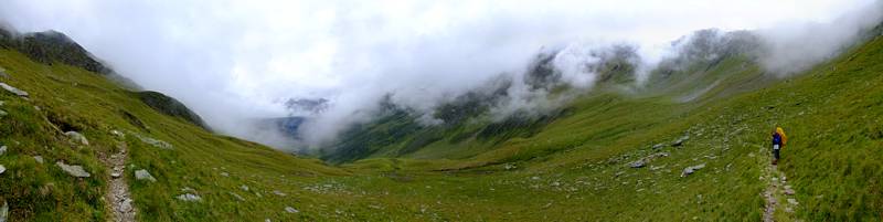 Doch bevor ich zum Panoramafoto bereit bin, wallen die Nebel schon wieder durchs Tal.