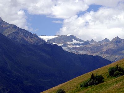 Der "Wilder Freiger" (3418 m) mit dem Gletscher wird immer besser einsehbar.