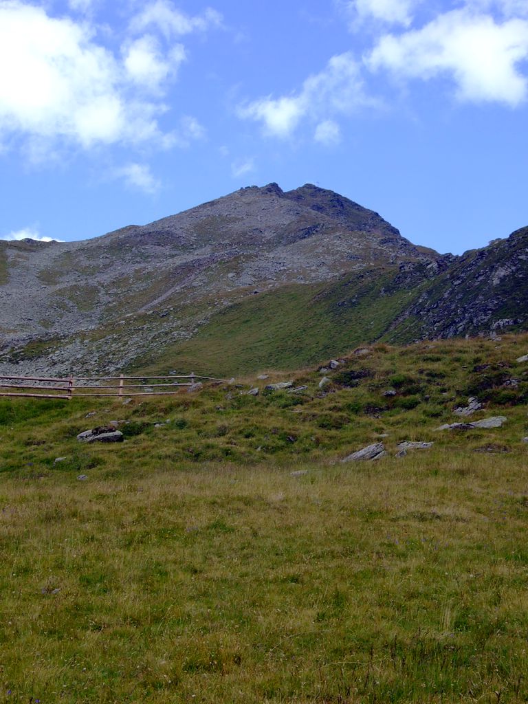 Dort oben steht ein Gipfelkreuz, es ist der Wetterspitz (2709 m).
