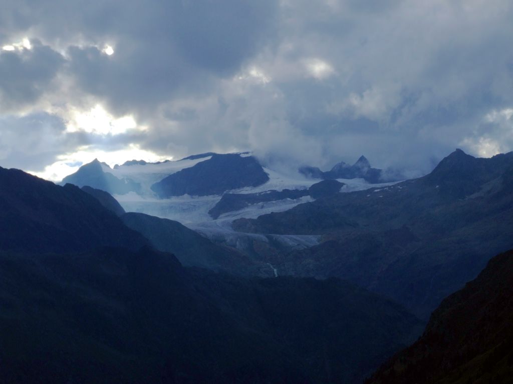 Auf dem Gletscher wirkt der Gegensatz von Licht und Wolken ziemlich dramatisch.
