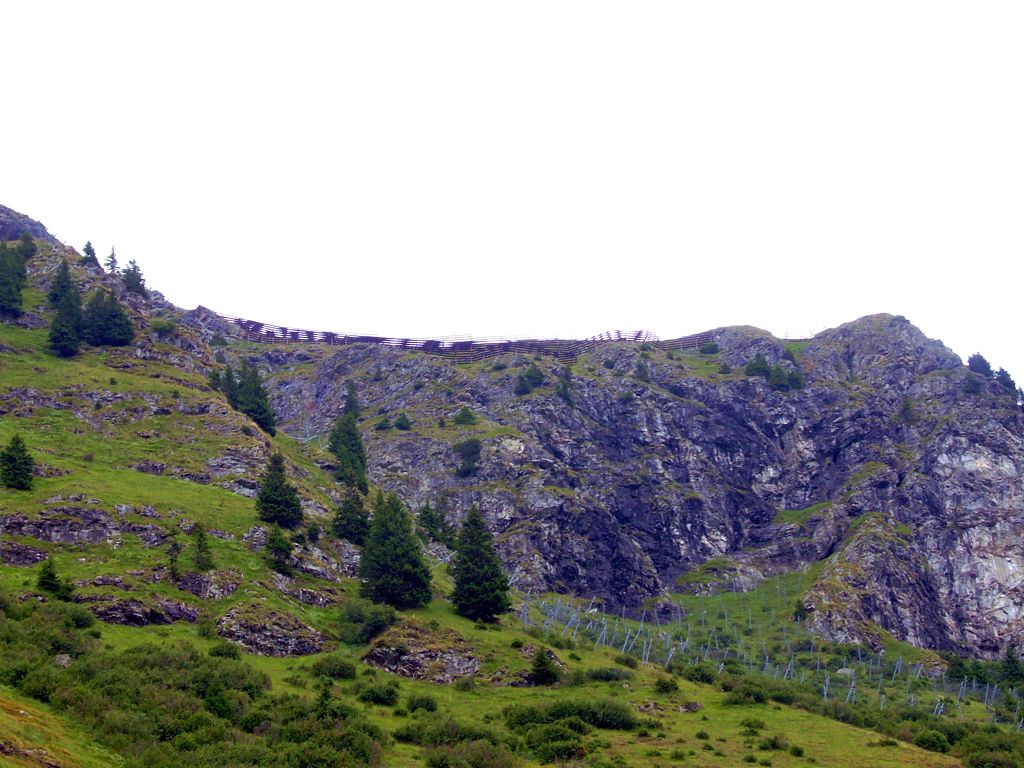 Dort weiter oben ist der Berg mit Fangzäunen gegen Lawinen abgesichert.