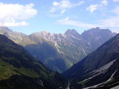 Die Bergkette mit Kalkwand, Ilmspitze und Kirchdach liegt in der Sonne.