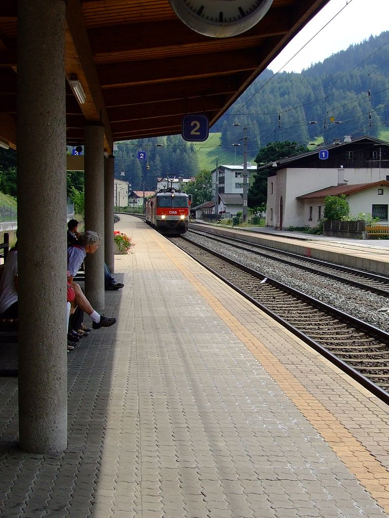 Da ist der Zug auch schon – nein, es sind nur zwei Loks, die den Bahnhof passieren.