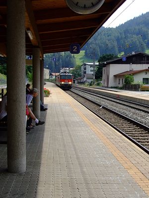 Da ist der Zug auch schon – nein, es sind nur zwei Loks, die den Bahnhof passieren.