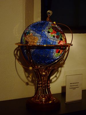 Der aus Edelsteinen gefertigte Globus ist wunderschön.