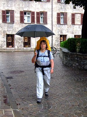 Evi schaut sich alles an, geschützt von ihrem Schirm.