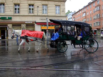 Die Pferde-Kutschen fahren auch bei Regen.