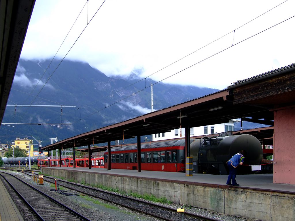 Güterwaggons passieren den Bahnhof.
