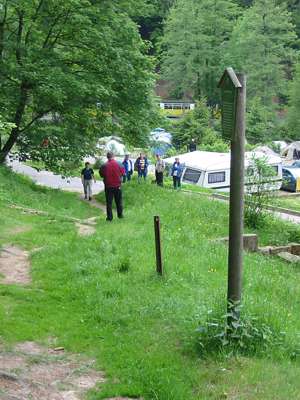 Evi war sie noch mal an unserem Zelt. Im Hintergrund sieht man die Kirnitzschtal-Stra&szlig;enbahn.